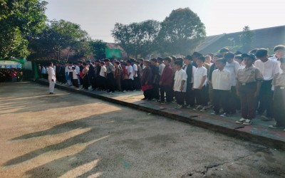 MEMPERINGATI HARI PENDIDIKAN NASIONAL, MTsN 2 PANDEGLANG GELAR UPACARA BENDERA